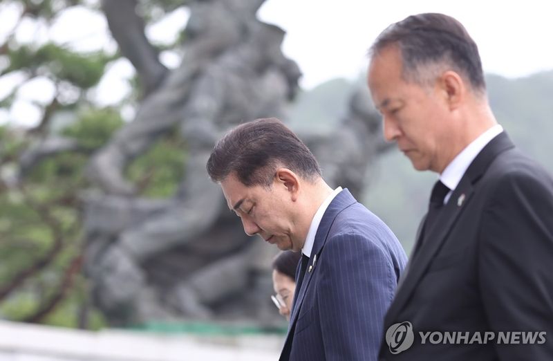 김병기, 6·25 기억 새긴 묘역 참배