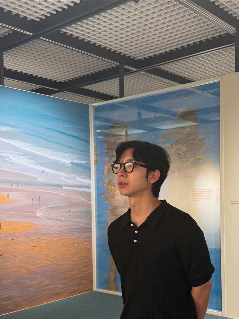 “파도 앞에 멈춘 시선”…김동원, 고요한 여름 저녁→예술 속 몰입 / 배우 김동원 인스타그램