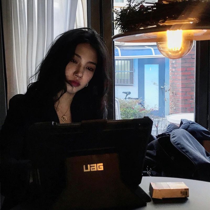 “창밖을 바라보며”…박희영, 깊은 사색→고요한 일상 포착 / 너의 연애 출연자 박희영 인스타그램