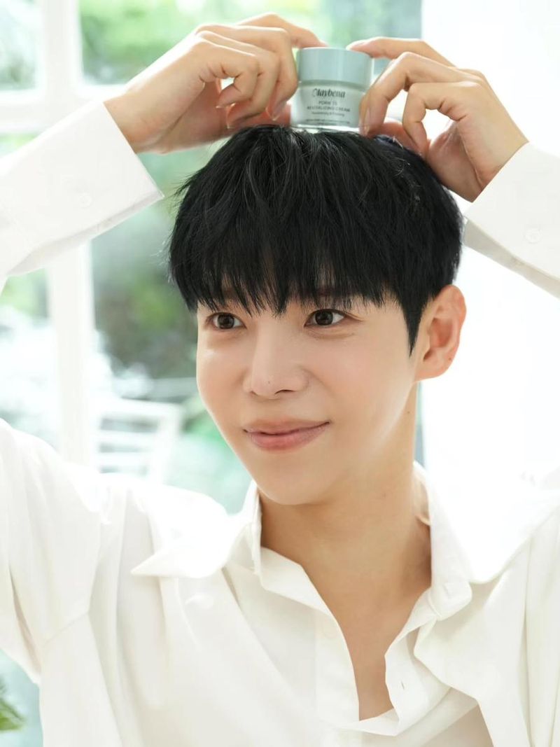 “피부에 닿는 자신감”…현우, 투명 미소→산뜻 셀카 변신 / 배우 현우 인스타그램