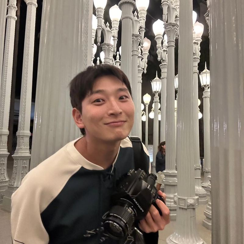 “빛을 걷는 시간”…정진운, 장난스런 미소→여름밤 감성 충전 / 그룹 2AM 정진운 인스타그램