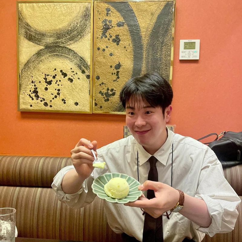 “달콤한 한입의 여유”…피오, 셔츠 차림의 미소→여름 오후를 채우다 / 그룹 블락비 피오 인스타그램