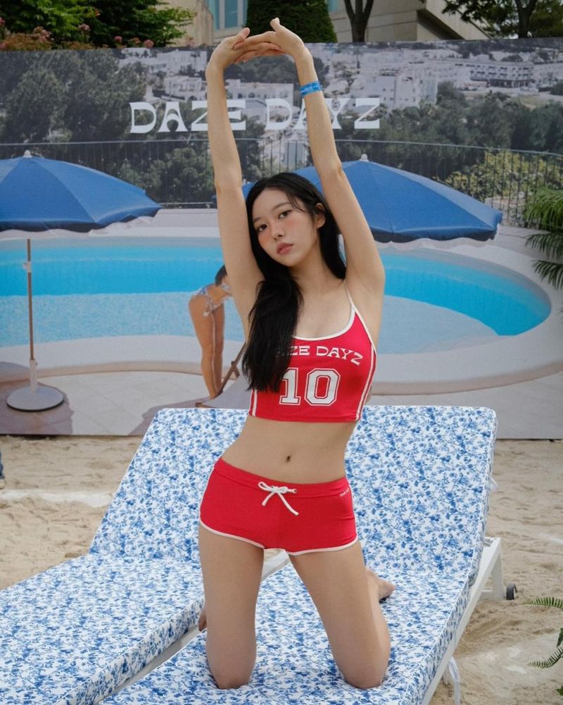 “여름 준비 완료”…제인, 해변의 설렘→레드 스포츠웨어 변신 / 걸그룹 모모랜드 제인 성지연 인스타그램