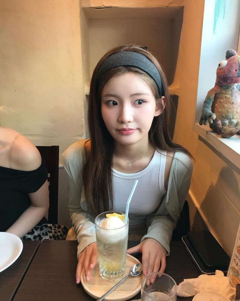 “창밖 밝은 오후처럼”…유수아, 청량한 한 장면→여름 감성 대폭발 / 걸그룹 첫사랑 유수아 인스타그램