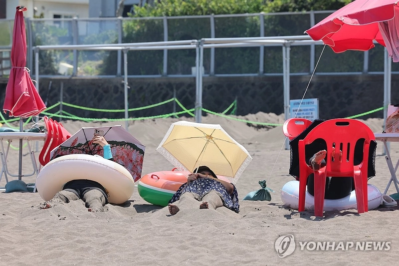 해변의 모래 찜질 / 연합뉴스