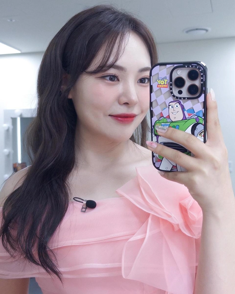 “걍 찍은 하루의 흔적”…미스김, 장밋빛 여름→거울 셀카로 시선 압도 / 가수 미스김 인스타그램