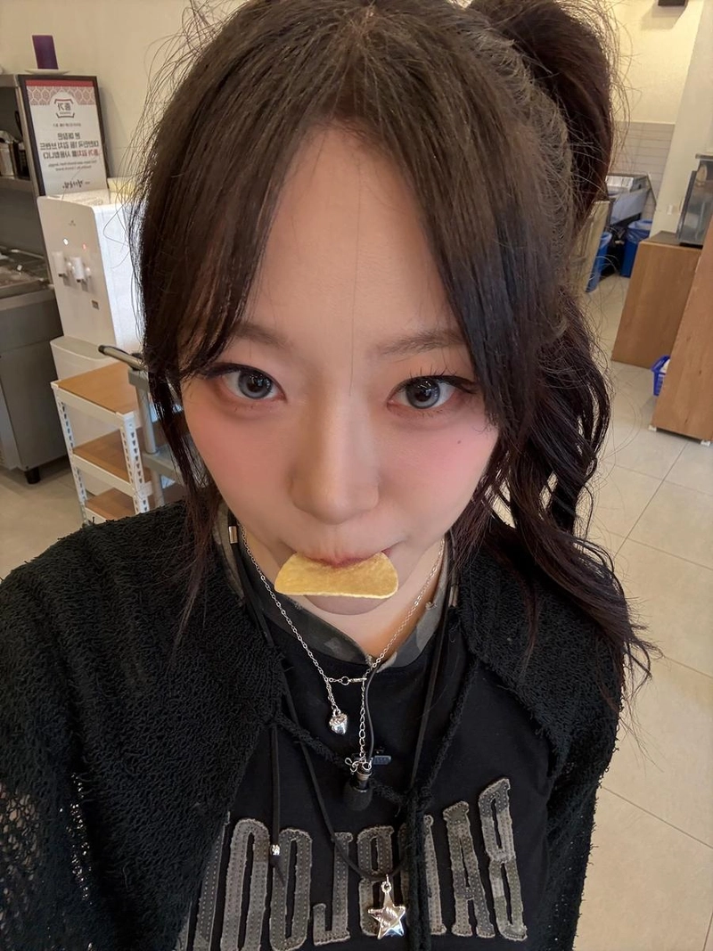 “단짠단짠 경자인생 여름이었다”…김지원, 여운 가득한 미소→일상 속 소녀 감성 / 걸그룹 시그니처 김지원 인스타그램