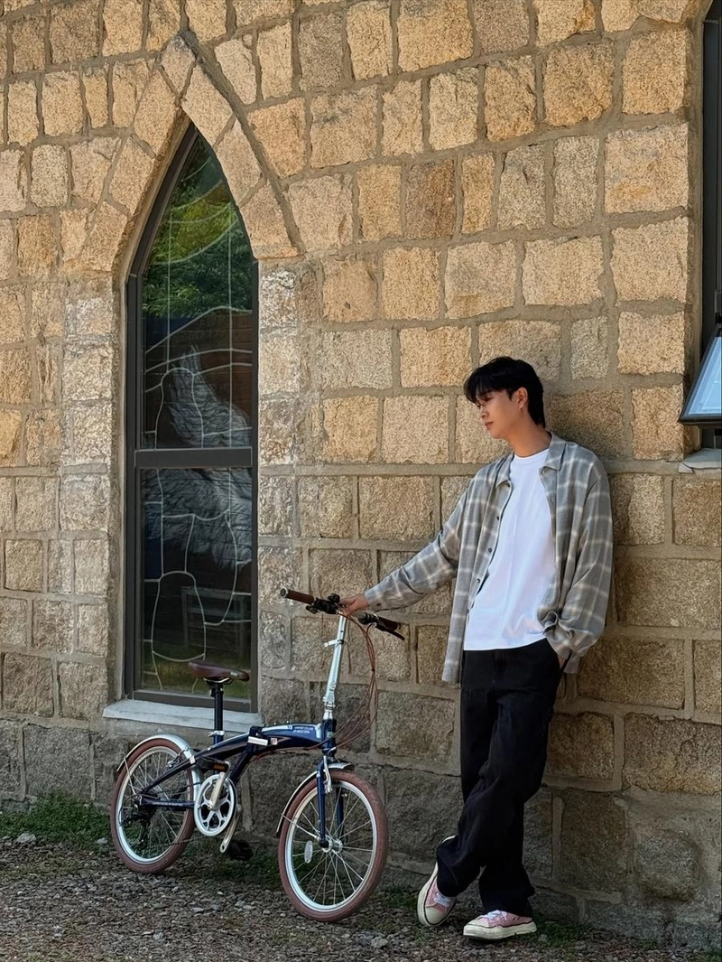“바람 머문 오후”…송민준, 고요한 여름빛→감성 자전거 한 장면 / 가수 송민준 인스타그램