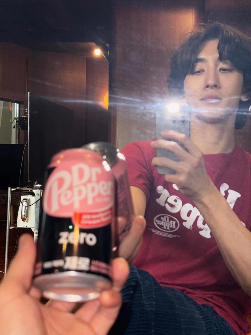 “진짜 맛있어”…최정훈, 닥터페퍼와 여름의 여유→셀카 속 설렘 / 잔나비 최정훈 인스타그램