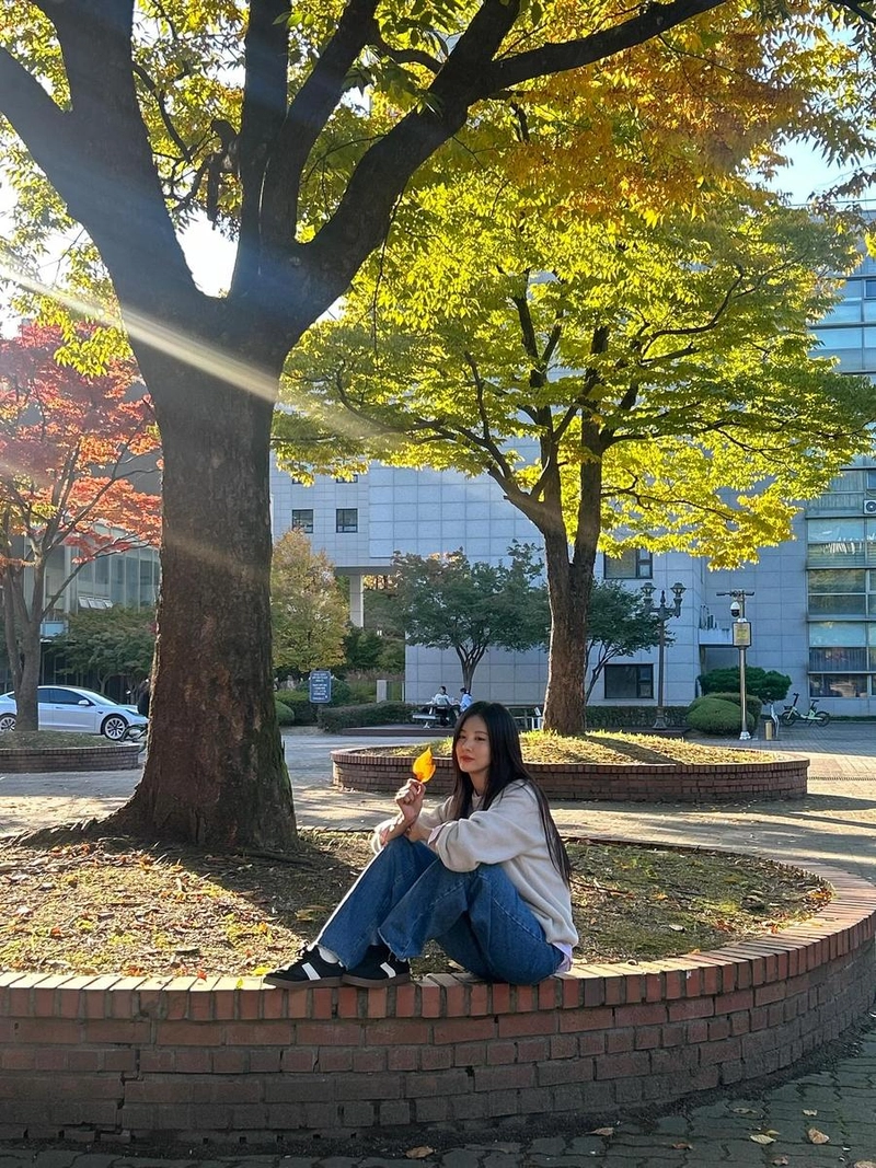 “모음이야 선책이야”…서현, 가을 한복판→햇살 아래 여유 만끽 / 걸그룹 소녀시대 서현 인스타그램
