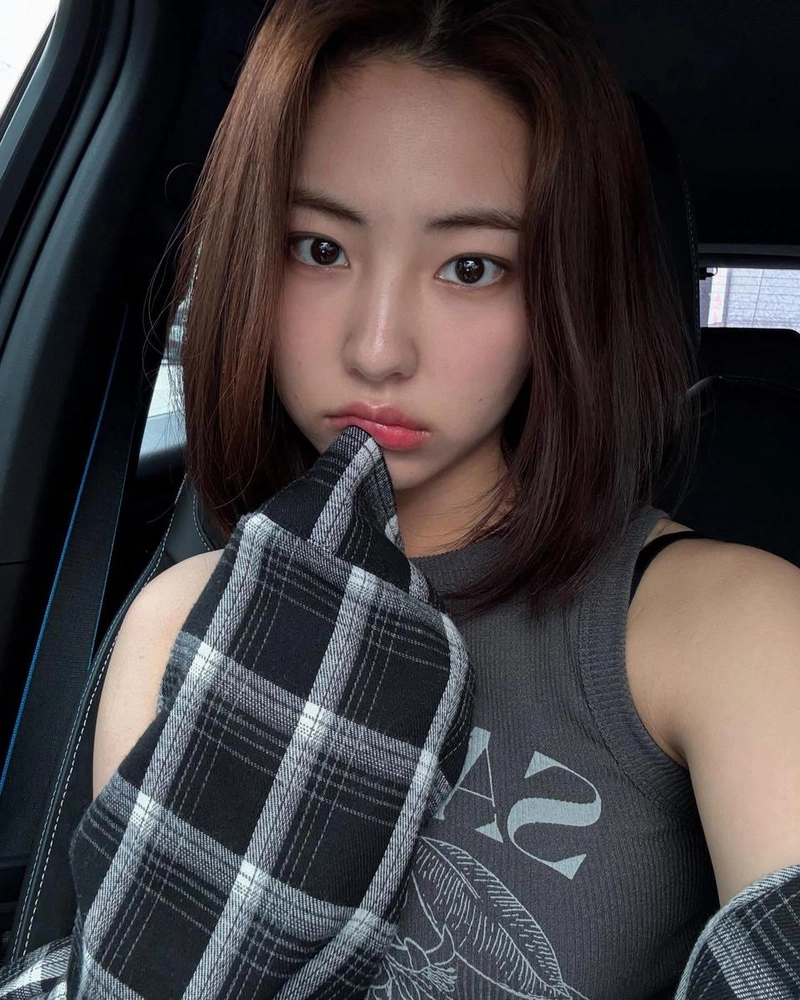 “입술에 젖은 하루”…하율리, 여름 오후→도시 감성 압도 / 배우 하율리 인스타그램