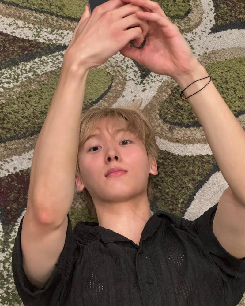 “나른함이 스며든 오후”…윤산하, 바닥 위 자유→여름 무드 속 셀카 / 그룹 아스트로 윤산하 인스타그램