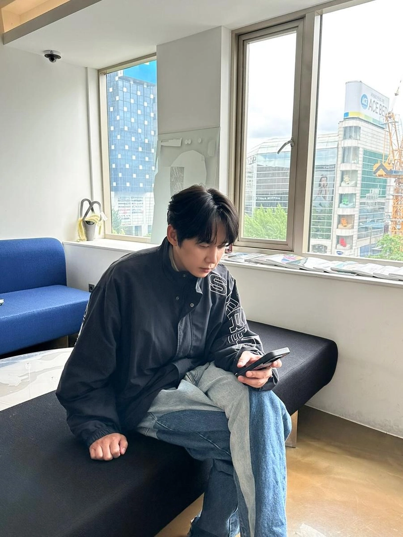 “창 너머 무심한 시선”…박성훈, 도심 속 여유→차분한 집중 / 배우 박성훈 인스타그램