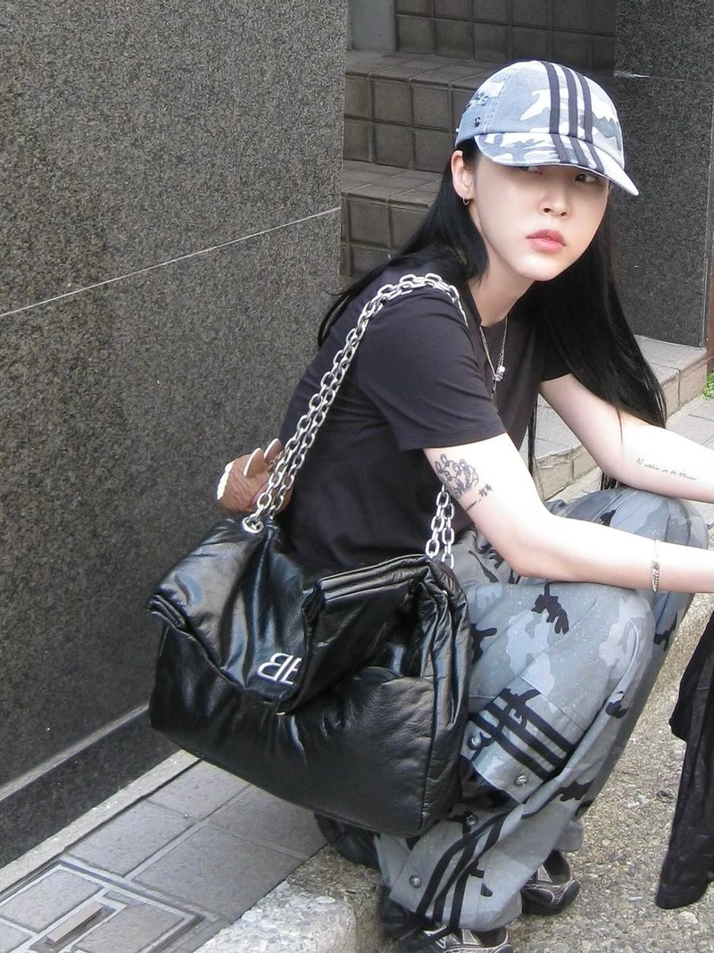 “낯선 시선에도 멈추지 않는다”…문별, 도심 속 고요한 반전→시크 무드 완성 / 걸그룹 마마무 문별 인스타그램