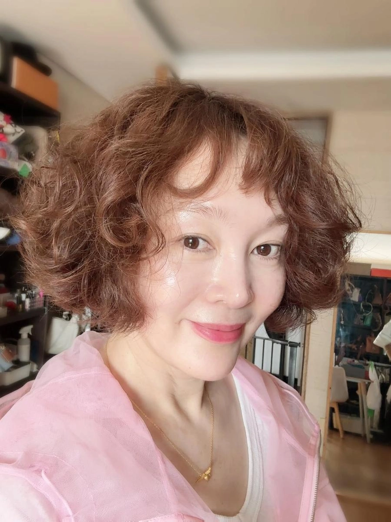 “컬러에 스며든 미소”…이승연, 핑크빛 여름→에너지 가득한 근황 / 배우 이승연 인스타그램