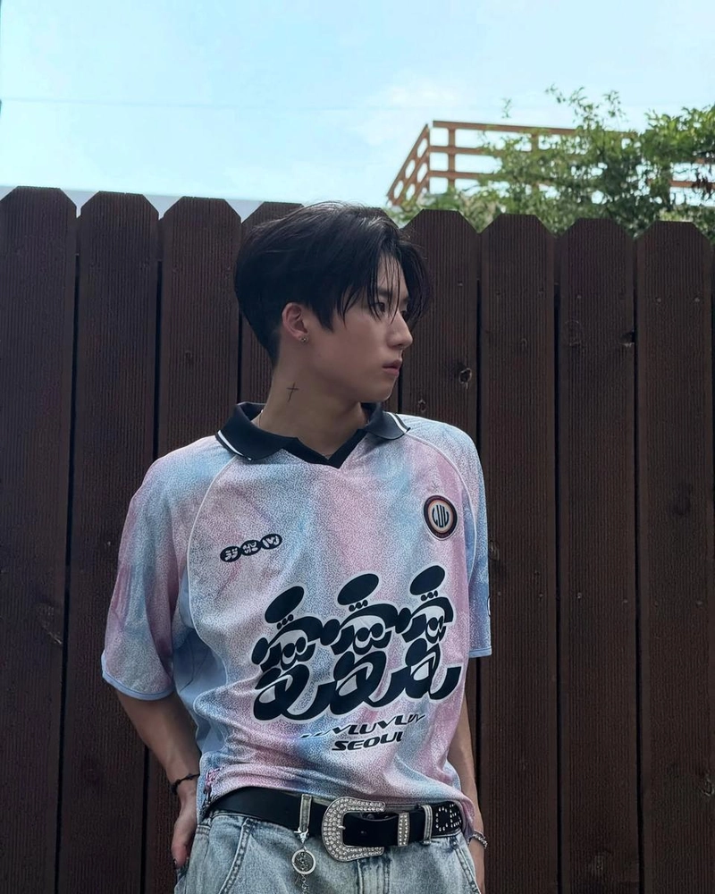 “여름빛 아래 멈춘 시선”…이건우, 한낮 감성→묘한 여운 / 그룹 저스트비 이건우 인스타그램