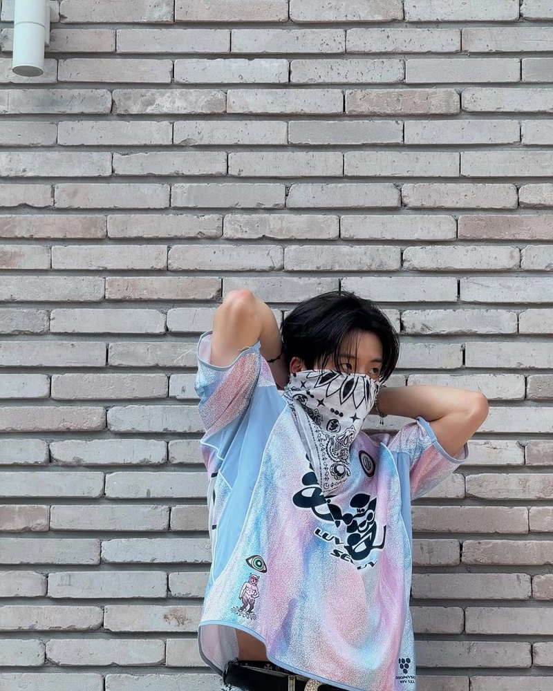 “luvluvluv”…이건우, 무심한 시선 뒤 감각적 여운 / 그룹 저스트비 이건우 인스타그램
