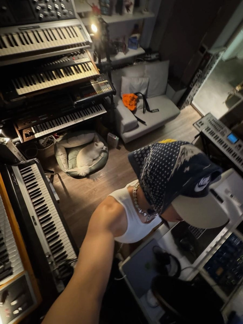 “this summer, u ready to be up all night ridin’ my frequency?”…크러쉬, 무더위 속 작업실→음악 열정 폭발 / 가수 크러쉬 인스타그램