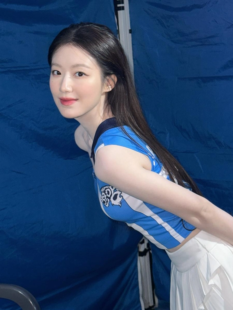“맑은 미소로 물든 여름 저녁”…슈화, 청량한 순간→여운 남긴 눈빛 / 걸그룹 아이들 슈화 인스타그램