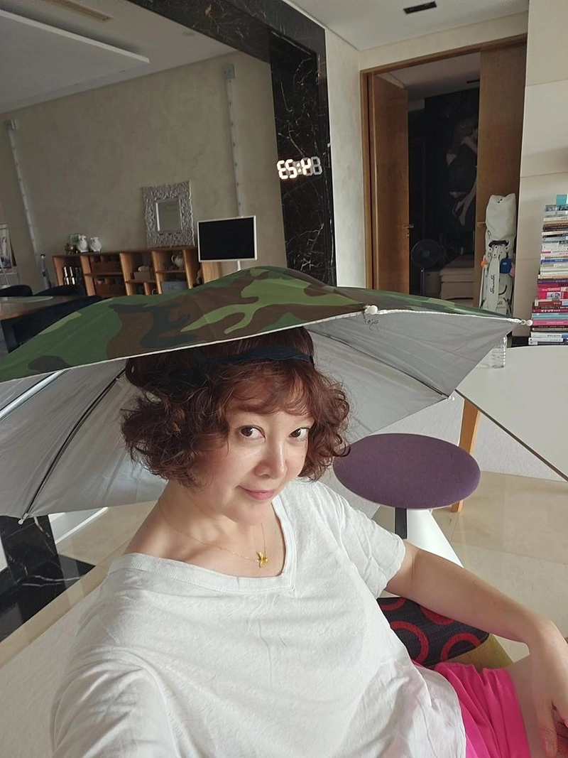 “뽀글이로 살아가는 여름”…이승연, 유쾌한 변화→장마 끝내는 셀카 / 배우 이승연 인스타그램