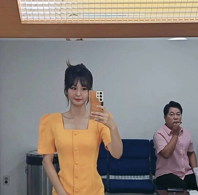 “오늘 스퀘어넥”…윤수현, 장난스런 미소→여름 무드 만개 / 가수 윤수현 인스타그램