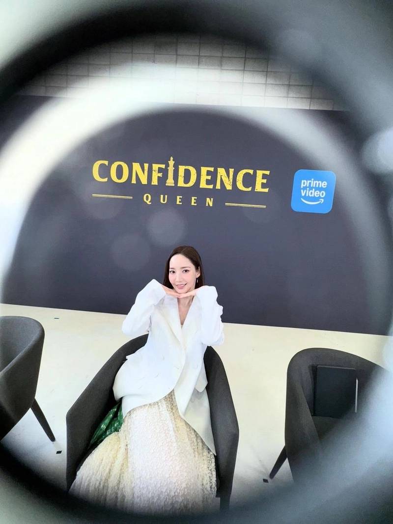 “오늘의 일 완료”…박민영, 환한 미소→여름 분위기 가득한 존재감 / 배우 박민영 인스타그램
