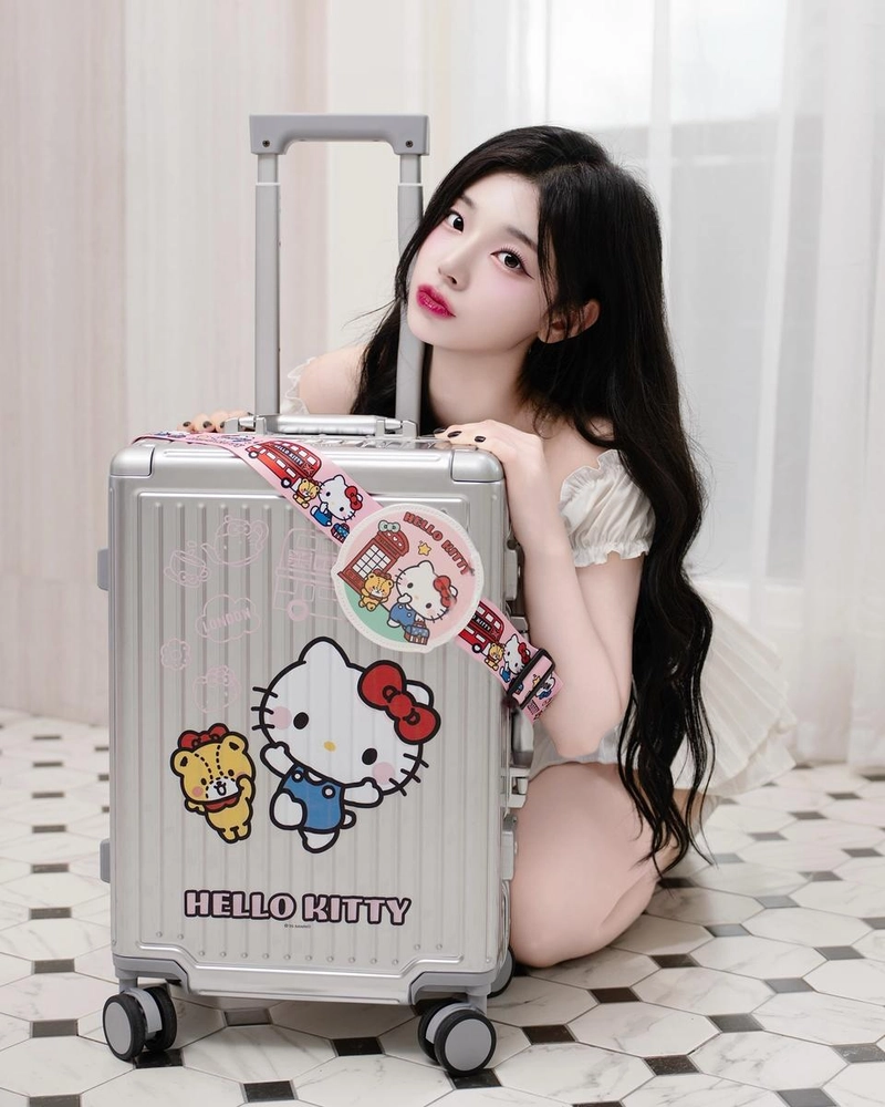 “여름 속의 기대”…조연주, 헬로키티 캐리어로 설렘→귀여움 압도 / 치어리더 조연주 인스타그램