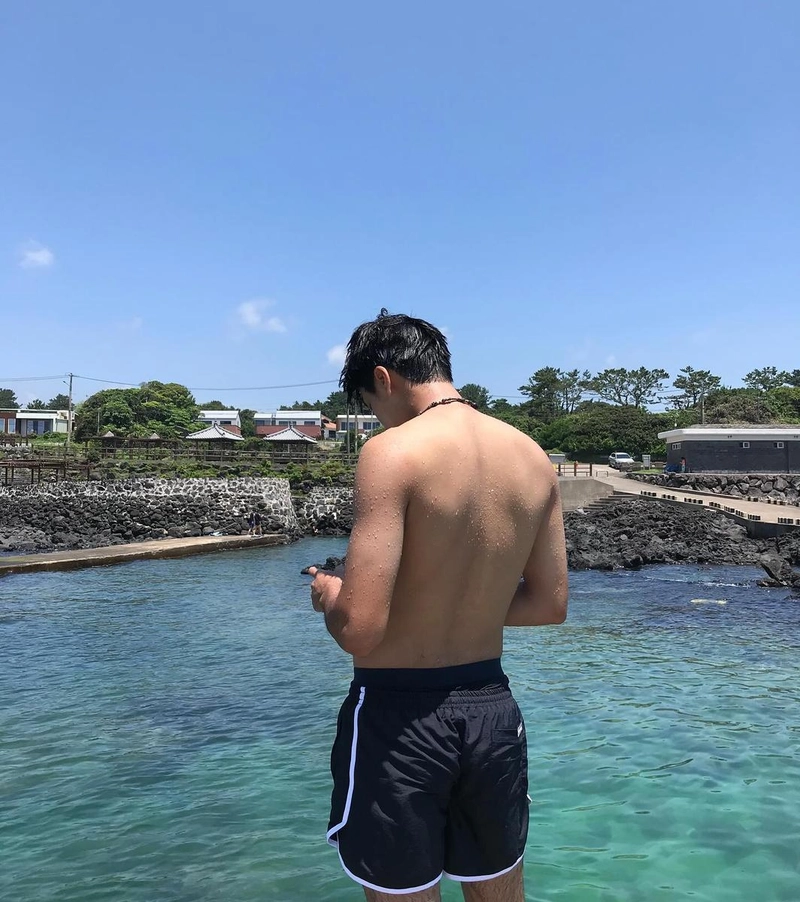 “여름 바다에 녹아든 뒷모습”…김수겸, 맑은 하늘 아래→청량한 순간 / 배우 김수겸 인스타그램