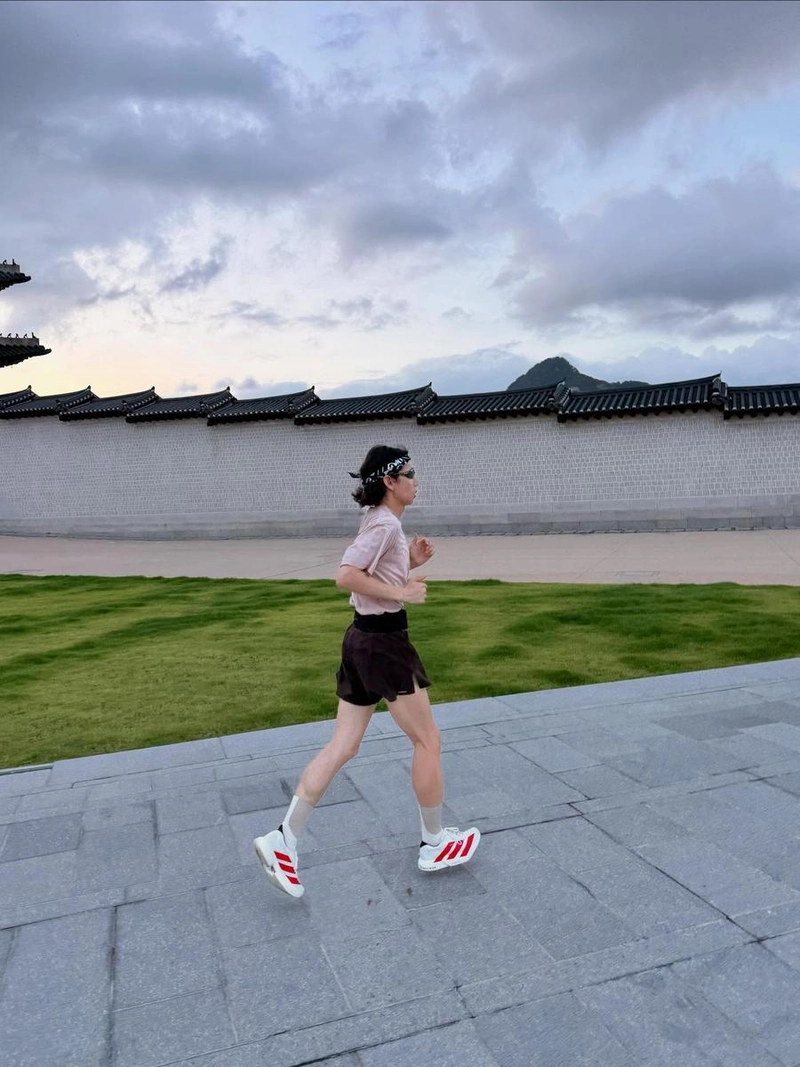 “멈추지 않는 오후”…봉태규, 여름 산책로→질주하는 자유 / 배우 봉태규 인스타그램