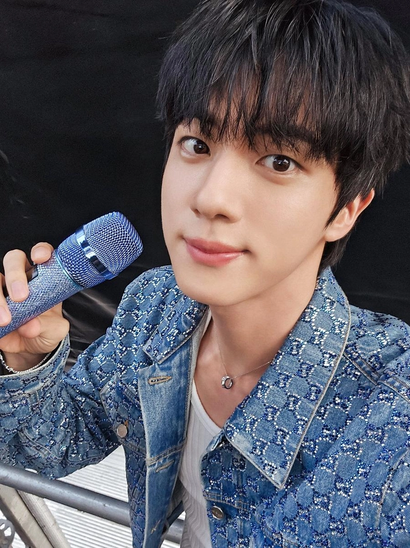 “입덕 직캠 신드롬”…방탄소년단 진, ‘레전드 아이돌’ 1위→글로벌 팬심 압도
