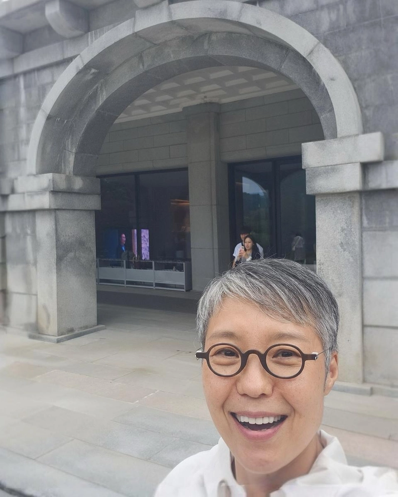 “압도적 화풍에 감탄했죠”…이은미, 전시 마지막 날→여름 미소로 물들다 / 가수 이은미 인스타그램