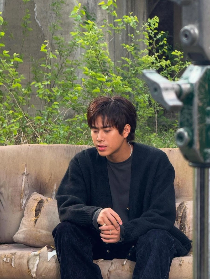 “오늘은 뱁새 뮤직비디오 촬영을 다녀왔어요”…이무진, 몽환의 시선→초여름 감성 폭발 / 가수 이무진 인스타그램