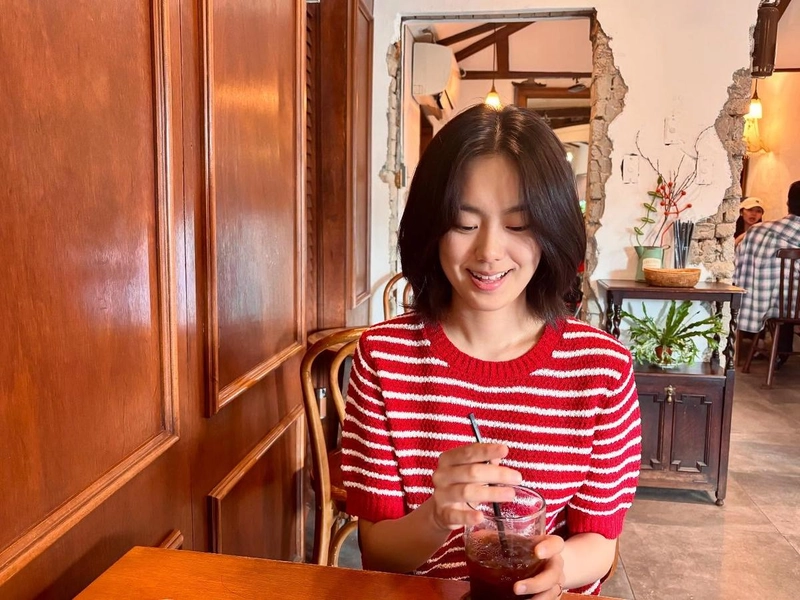 “립스틱은 잊었지만 미소는 남아”…이서연, 새벽 햇살 아래 빛나는 순간 / 배우 이서연 인스타그램