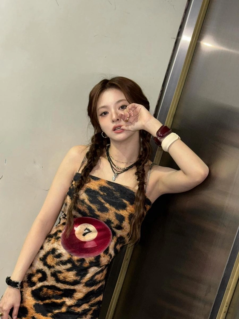 “빌려온 호랭이”…이나경, 시크하게 물든 여름→강렬 시선 압도 / 걸그룹 프로미스나인 이나경 인스타그램