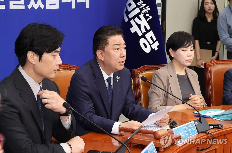 김병기 당대표 직무대행 겸 원내대표(가운데)가 4일 국회에서 열린 최고위원회의에서 발언하고 있다. 2025.7.4 / 연합뉴스