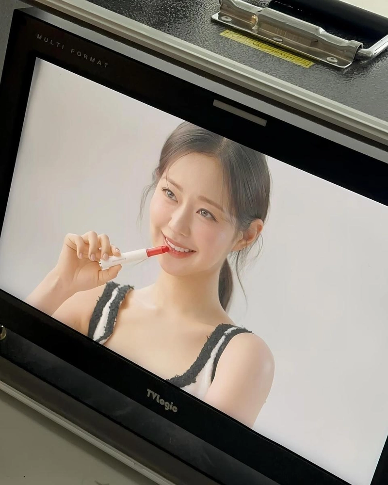 “모니터 앞 투명한 미소”…신슬기, 여름 뷰티 화보→청초 무드 압도 / 배우 신슬기 인스타그램
