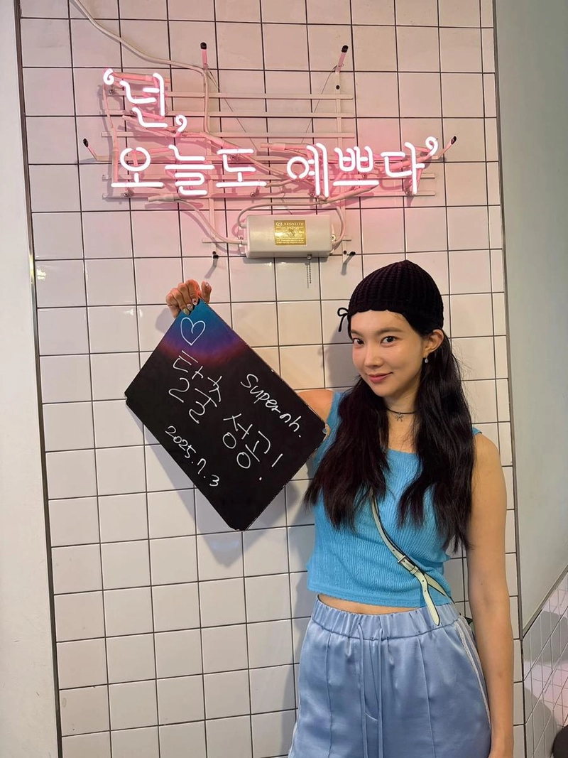 “훗 10분 늦게 시작했는데도 성공해찌이”…김나희, 청량한 여름→빛나는 자신감 / 트로트가수 김나희 인스타그램