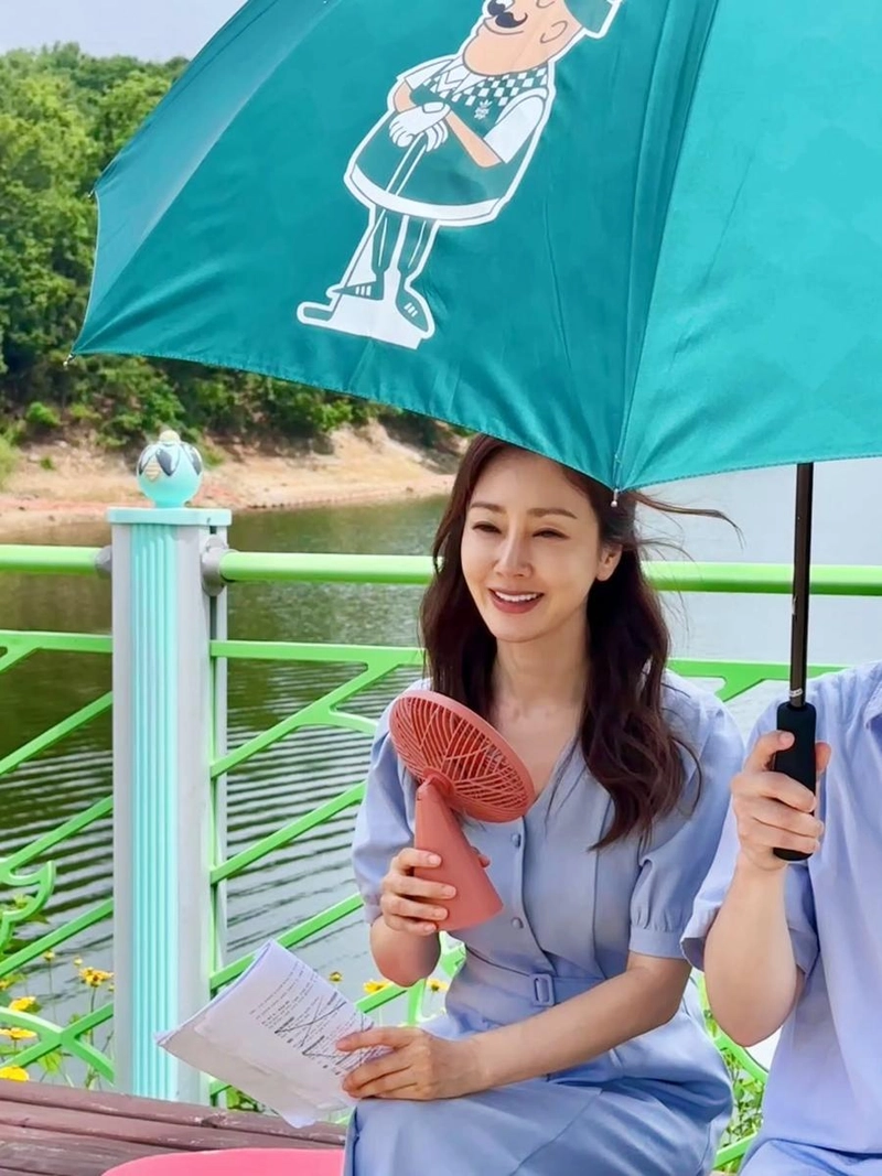 “더위를 피하는 유쾌한 순간들”…오나라, 여름 오후 미소→우산 아래 빛난 청량 / 배우 오나라 인스타그램