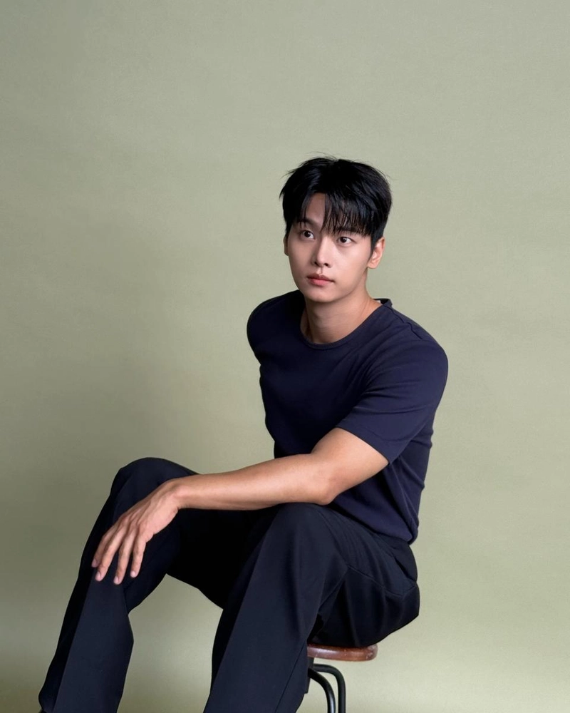 “그묘일”…차학연, 깊어지는 여름 오후→정적 속 시선 압도 / 그룹 빅스 엔 차학연 인스타그램