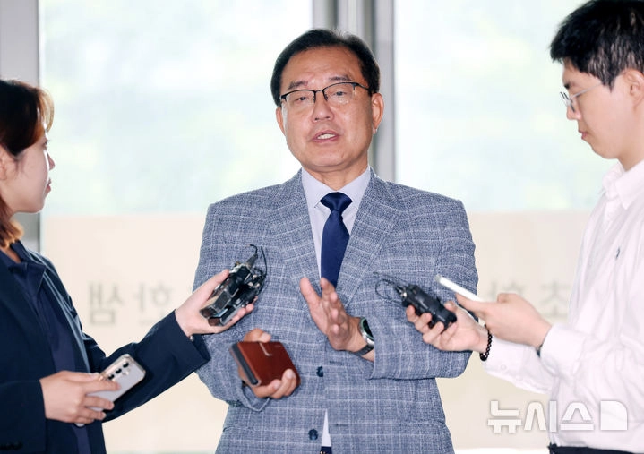 순직 해병 수사 외압 의혹 사건을 맡은 이명현 특별검사가 26일 서울 서초구에 마련된 사무실 로비에서 취재진의 질문에 답하고 있다. 2025.06.26 / 뉴시스