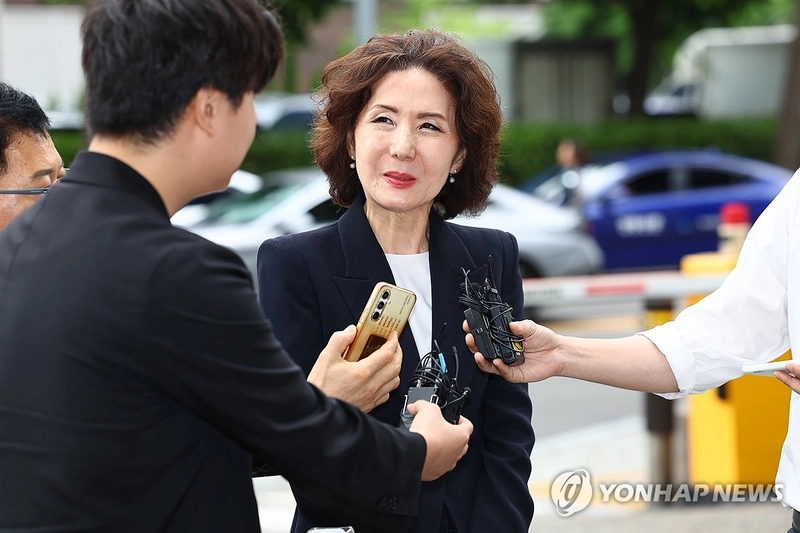 이진숙 사회부총리 겸 교육부 장관 후보자가 30일 오전 서울 여의도 한국교육시설안전원에 마련된 인사청문회 준비 사무실로 출근하며 취재진의 질문을 듣고 있다. 2025.6.30 / 연합뉴스