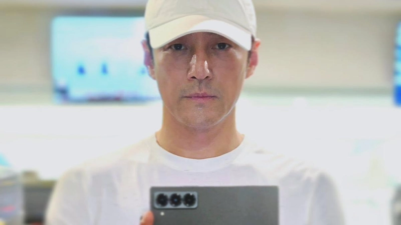 “무심코 마주한 정면의 시선”…지진희, 백색 여름→고요한 에너지 한가득 / 배우 지진희 인스타그램
