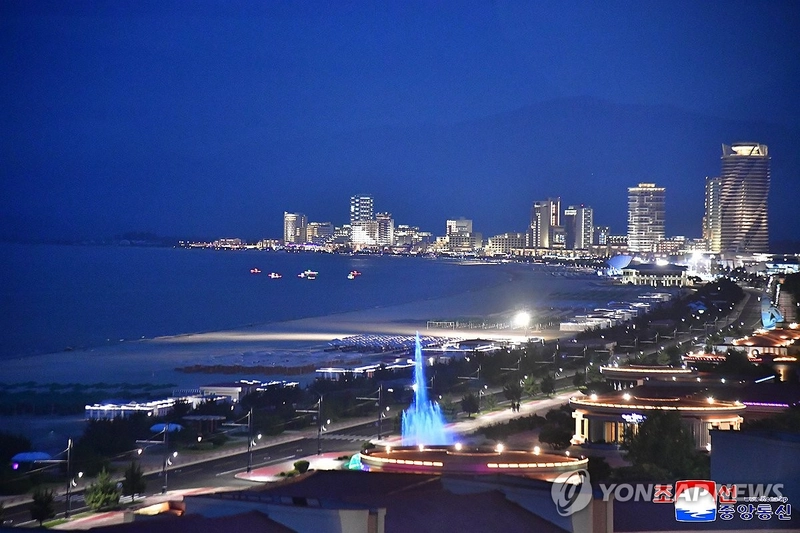 북한 원산갈마해안관광지구 야경(평양 조선중앙통신=연합뉴스) 지난 1일 개장한 북한 원산갈마해안관광지구 십리백사장에 해안관광을 즐기기 위해 전국 각지에서 근로자들이 끊임없이 찾아와 연일 흥성이고 있다고 조선중앙통신이 3일 보도했다. 2025.7.3