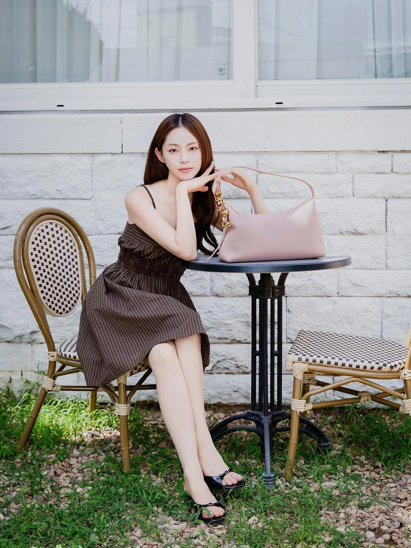 “단출한 여름 오후의 포인트”…송세라, 편안함 속 여유→욜리백으로 완성 / 인플루언서 송세라 인스타그램