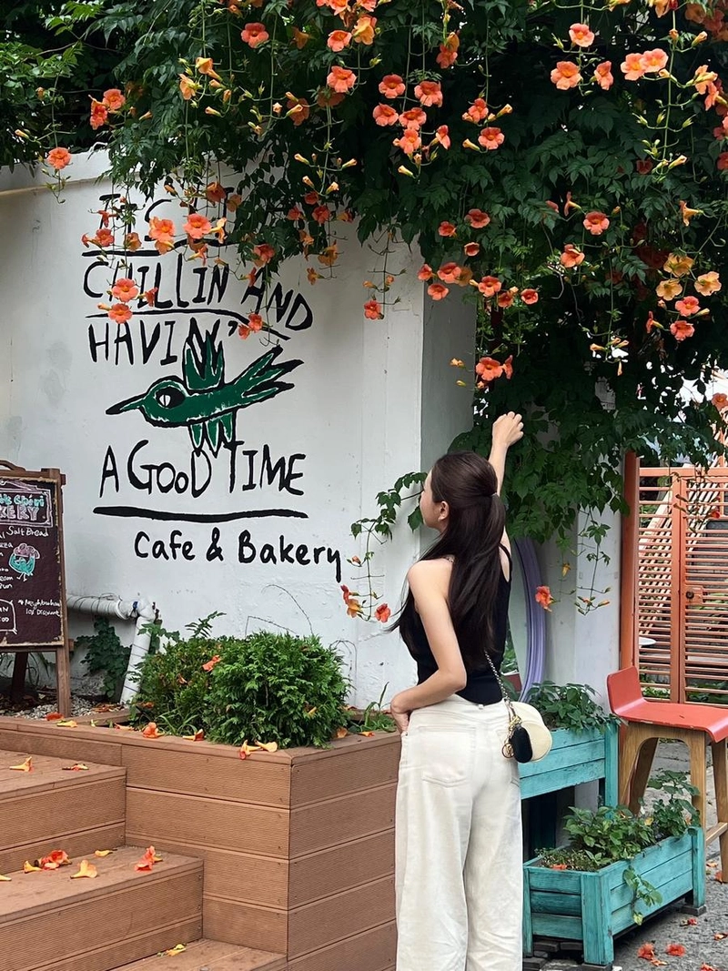 “여름 냄새에 기대어”…강예슬, 오후의 여유→화사한 카페 감성 / 가수, 배우 강예슬 인스타그램