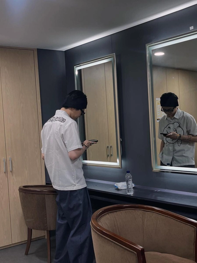“고요 속 혼잣말 번지던 오후”…기리보이, 대기실 여운→느릿한 순간 포착 / 가수 기리보이 인스타그램