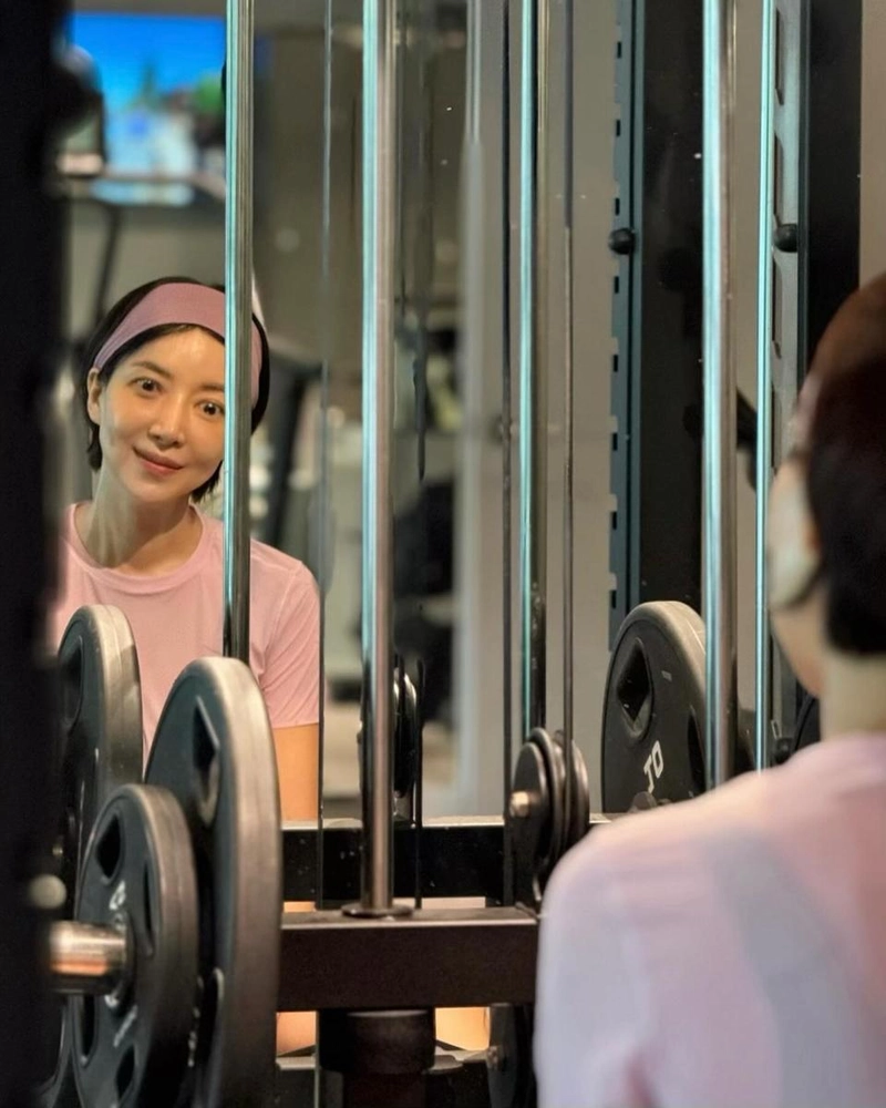“맑 은 광 눈 이 라 나”…윤세아, 환한 여름 오후→헬스장 셀카로 청량 압도 / 배우 윤세아 인스타그램
