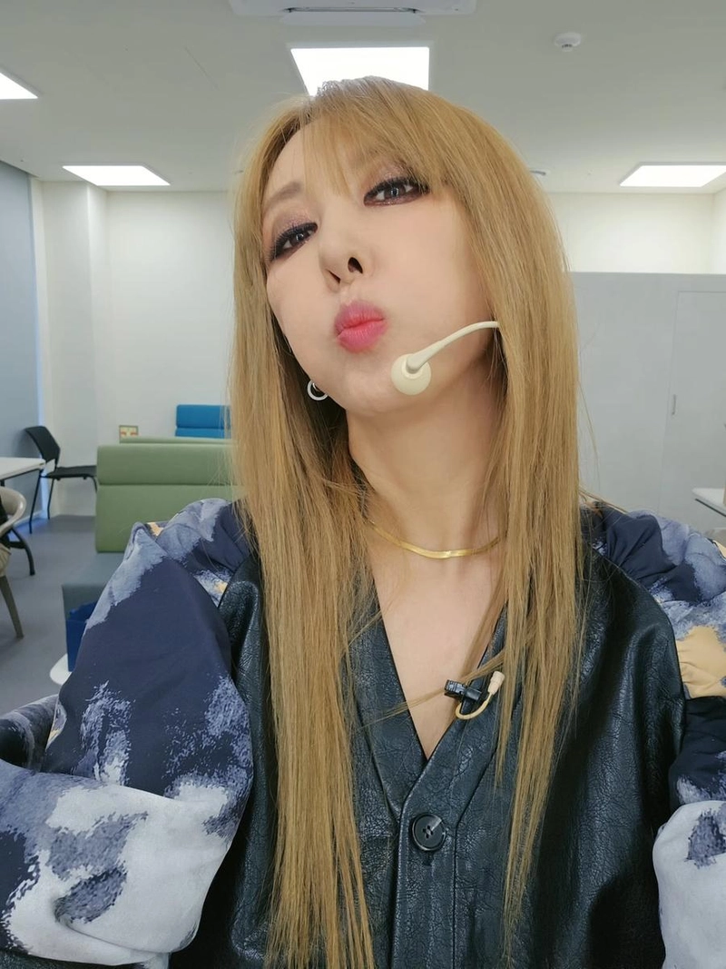 “불금입니다 하이로사와 함께”…김완선, 과감한 셀카로 금요일 분위기 폭발 / 가수 김완선 인스타그램