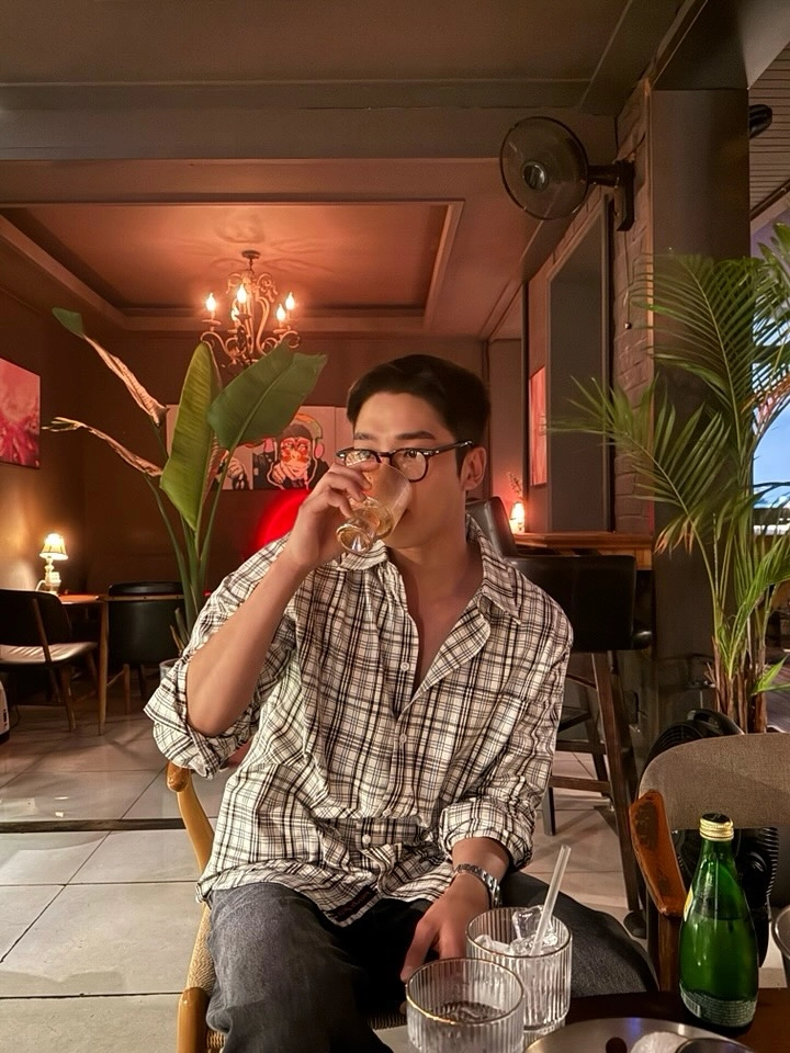 “친구라는 말이 전하는 위로”…로운, 여름 저녁 감성→무심한 눈빛에 담은 여유 / 가수, 배우 로운 인스타그램