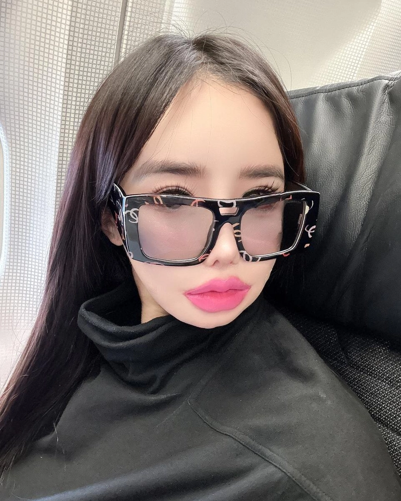 “인천 공항 비행기 안에서”…박봄, 도회적 시선→여름 강렬 존재감 / 걸그룹 2NE1 박봄 인스타그램